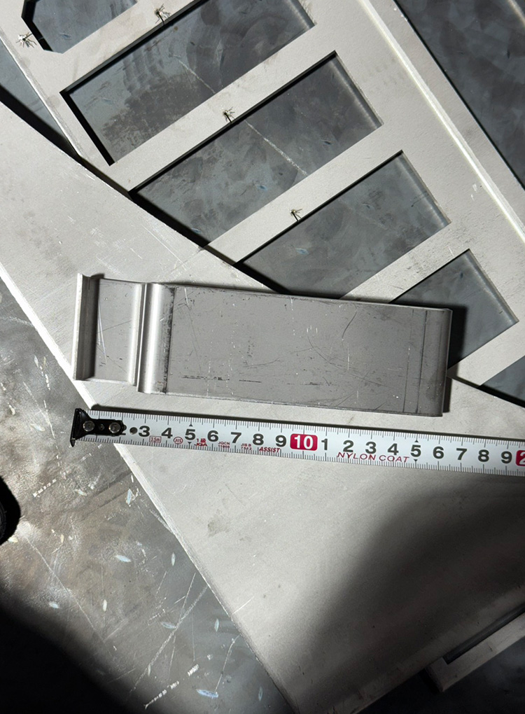 端材からつくられるお店の中央にあるストックボックスのドアハンドル