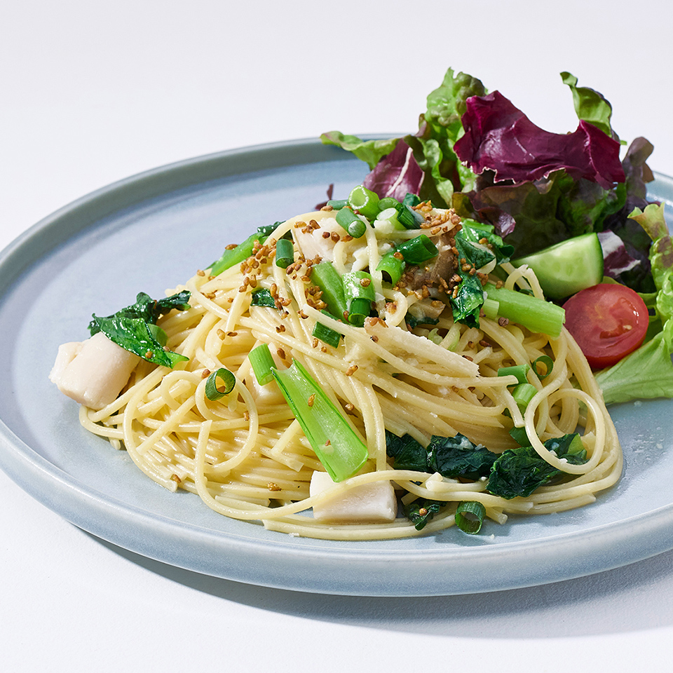 ホタテと季節野菜のアーリオオーリオスパゲッティ 韃靼蕎麦茶とともに（旬サラダ付き）