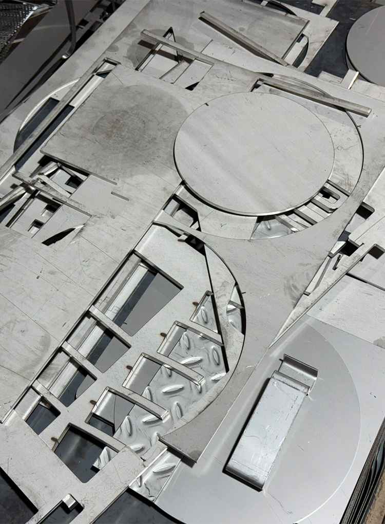 ムンレドンの鉄工所で鋼材が型抜きされ、残った端材