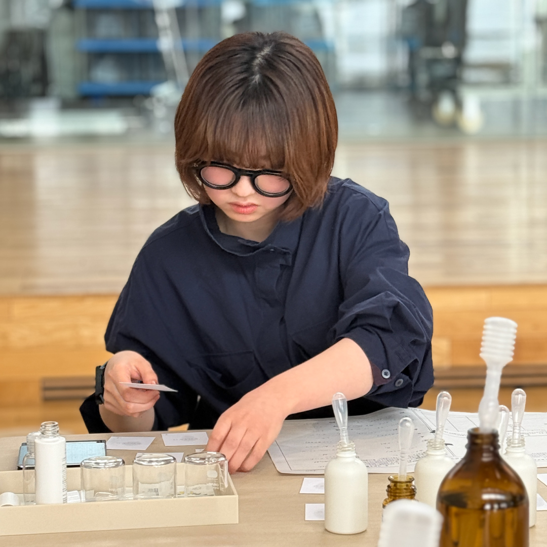 香りづくりを楽しむ様子