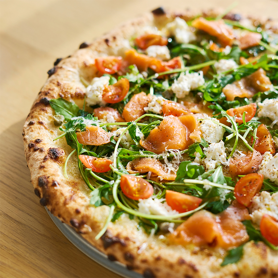 スモークサーモンとルッコラのサラダピッツァ