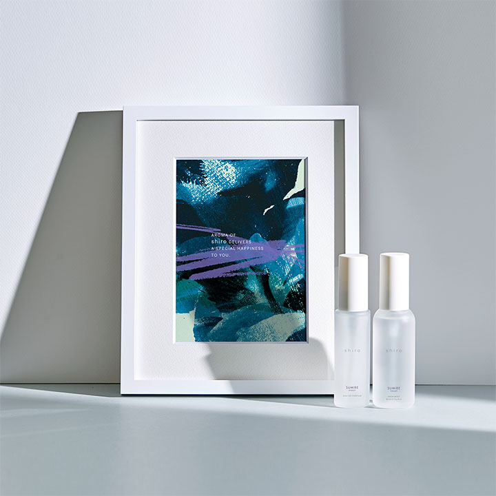 みずみずしいフローラルブーケが青く香るスミレ