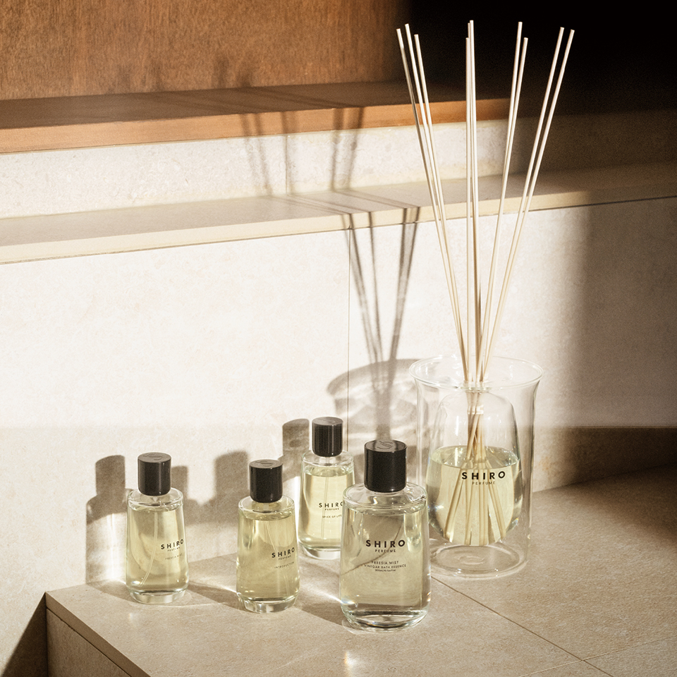 SHIRO PERFUME COLLECTION 第1弾は、ワンランク上のリラックスタイムへ誘う2つのアイテムが登場