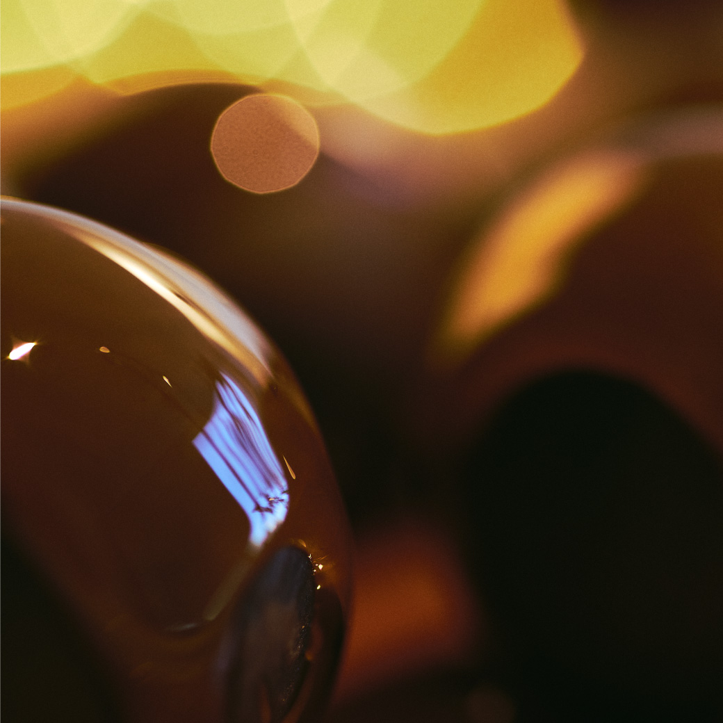 艶やかな甘さの奥に漂う、ビターな余韻。捨てられてしまうカカオ豆の皮から生まれた、心ほどける「ショコラ」の香り