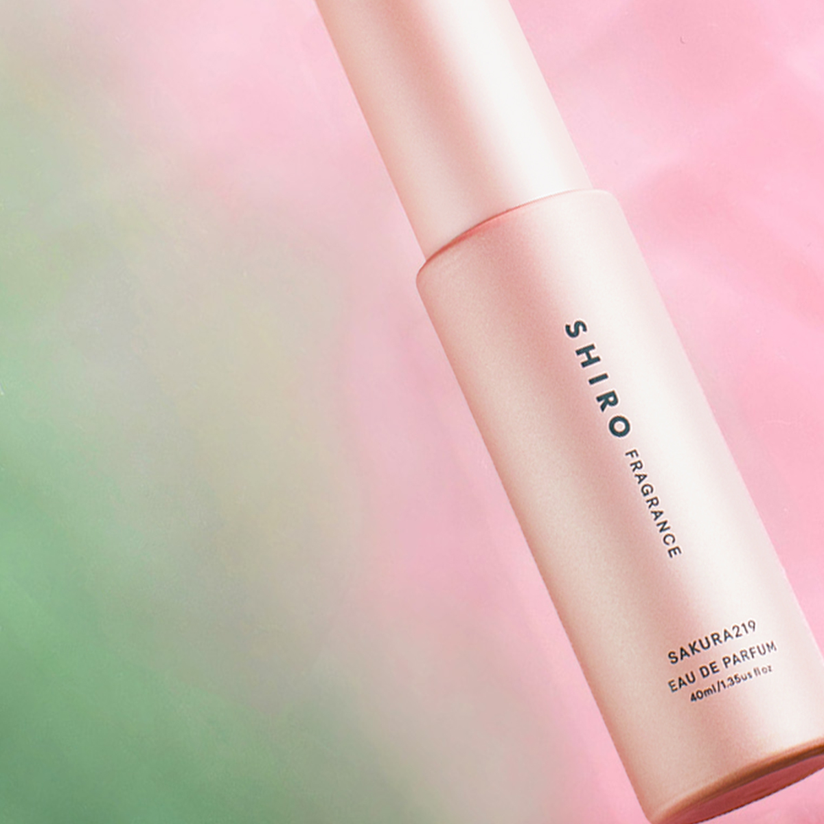 香るたび心に花が咲く、やさしいフレッシュフローラル長く愛され続ける「さくら219」が、今年も限定デザインで登場