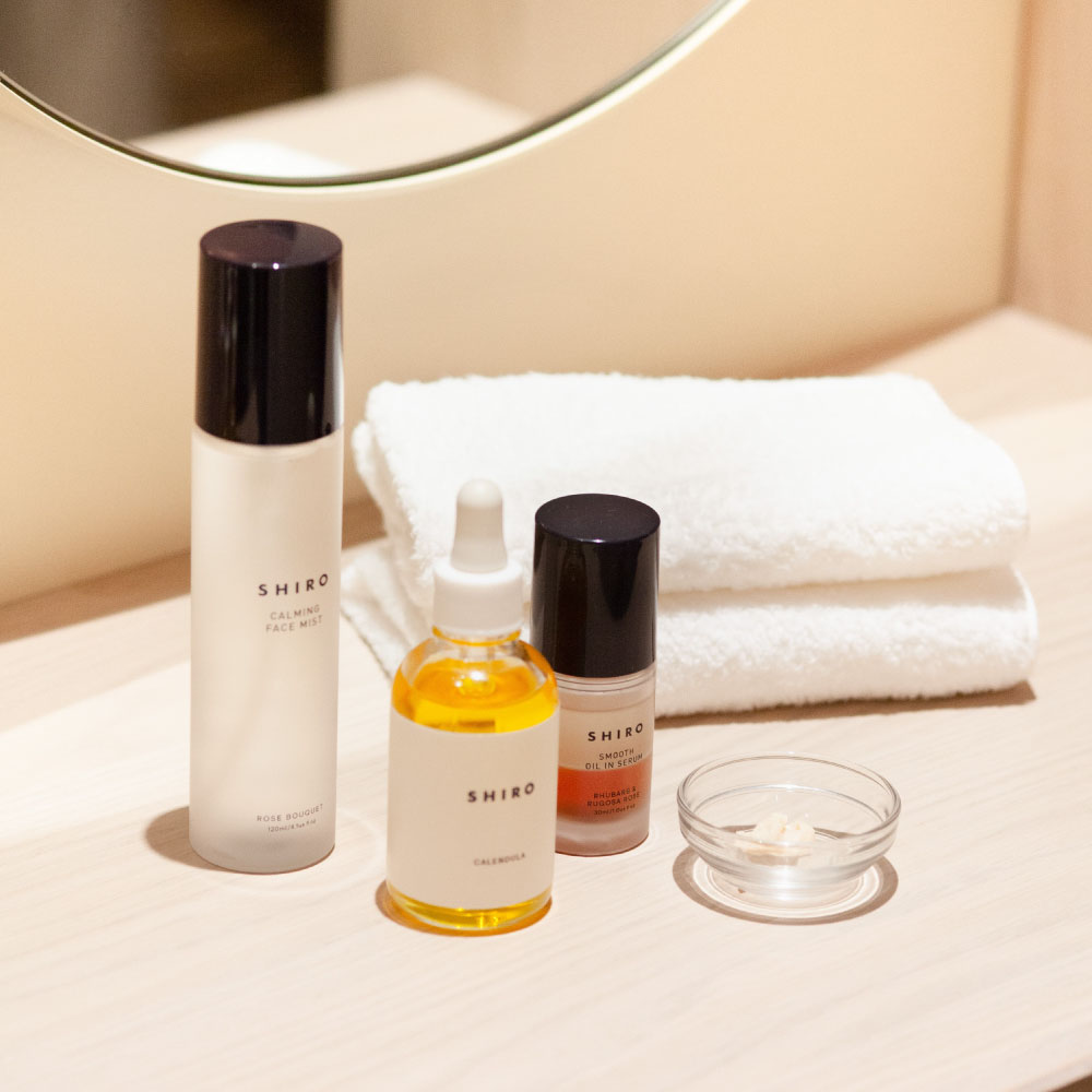 「SHIRO BEAUTY」にて、製品の魅力を熟知する林によるお客様にパーソナライズした贅沢なフェイシャルメニューが登場