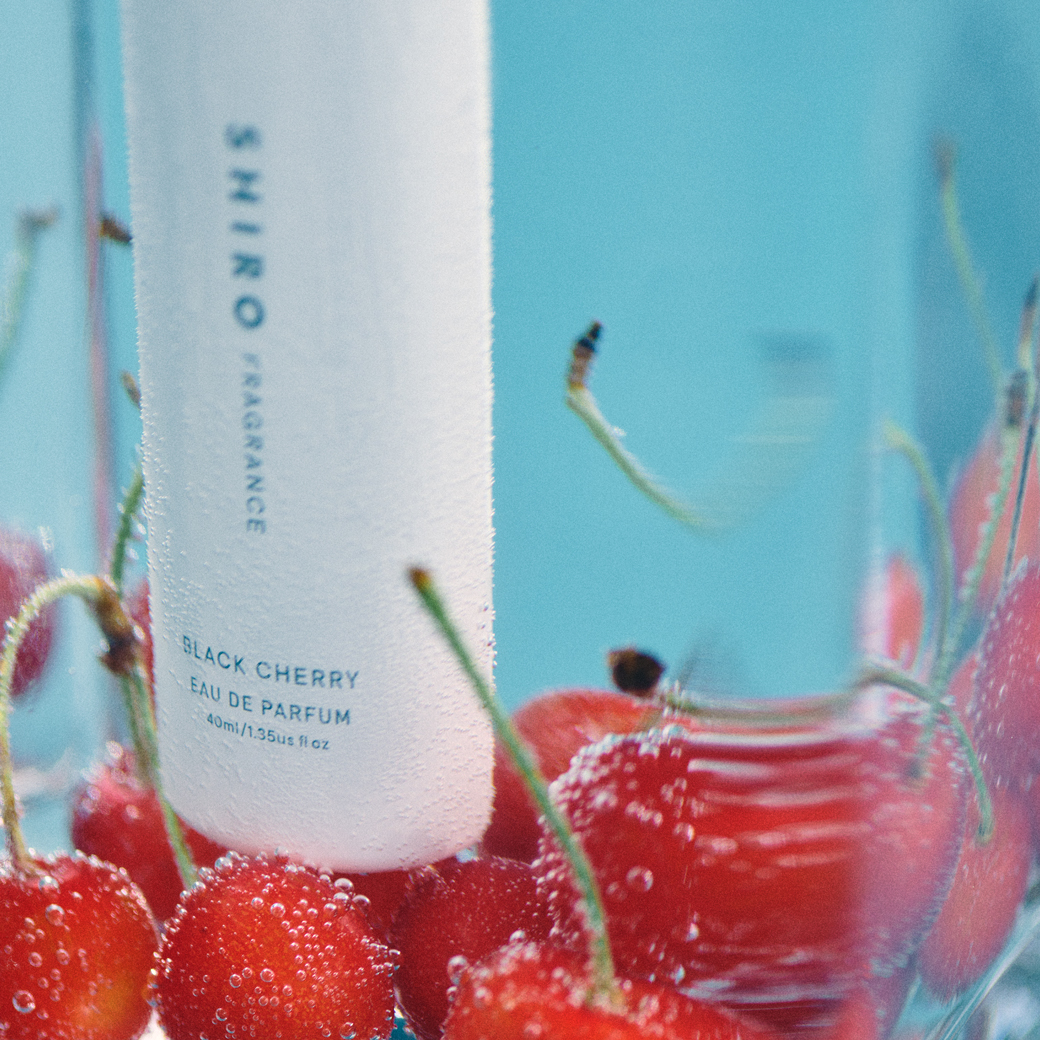 みずみずしく甘酸っぱいフルーツと、優雅なフローラルが香る、新作フレグランス「ブラックチェリー」が数量限定で登場