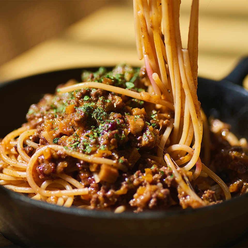 赤ワイン煮込みの自家製本格ミートソース ハスカップ・ごぼうのアクセント